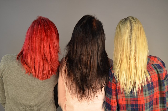 カラフルな髪をした女性3人