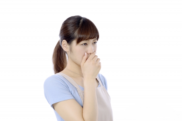 口臭を気にする女性